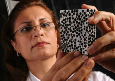 metal foam for insulating against high heat